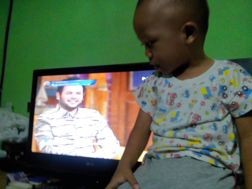 Feri_KLa's tweet photo. #NETMILIUNER_3 INI TALKSHOW ADA BOCAH CILIK IKUTAN KUIS @netmediatama... PENGEN PUNYA SAMSUNG S5 #CLUE KO http://t.co/UceZwhrVzR