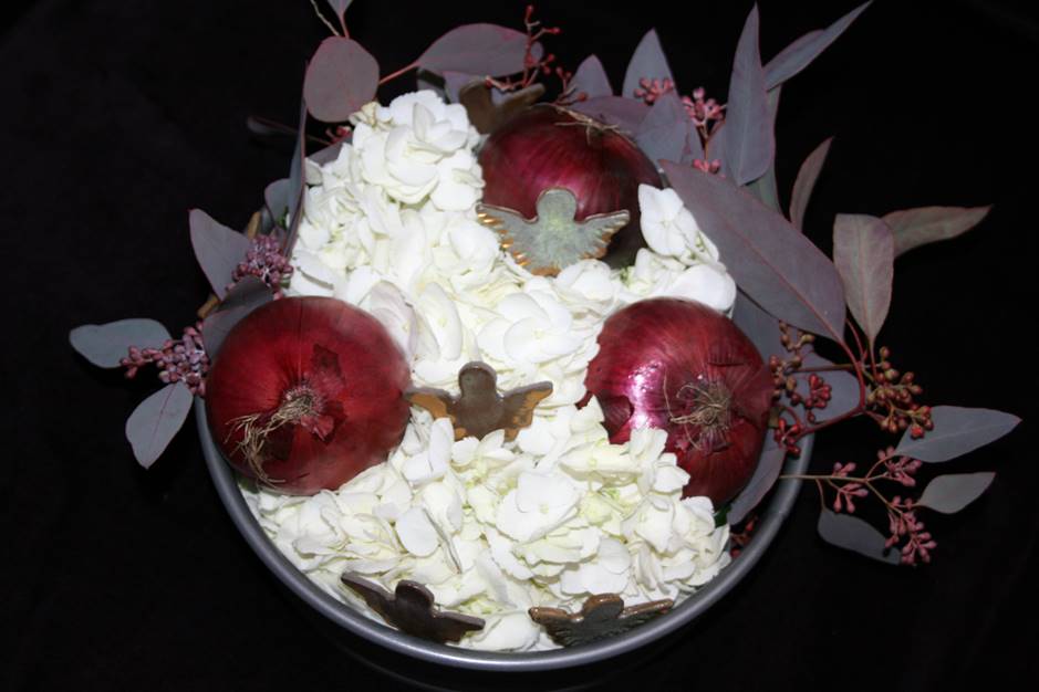 LindaOloWalsh's tweet photo. Angels and Onions #CuratingXmas http://t.co/geJ3qFS33H