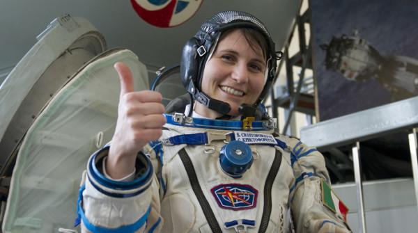Gli auguri spaziali di <a href="/AstroSamantha/">Samantha Cristoforetti</a>. Il video: intern.az/180t