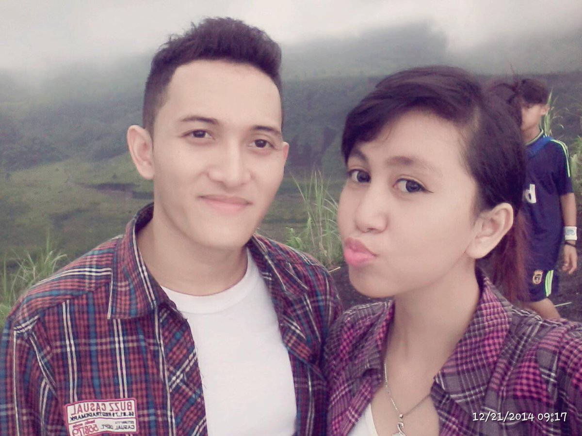 echotneng's tweet photo. naik naik ke puncang gunung .. pegel kaki semutan w/my honey Taher ({}) http://t.co/dfT4zXZfoZ