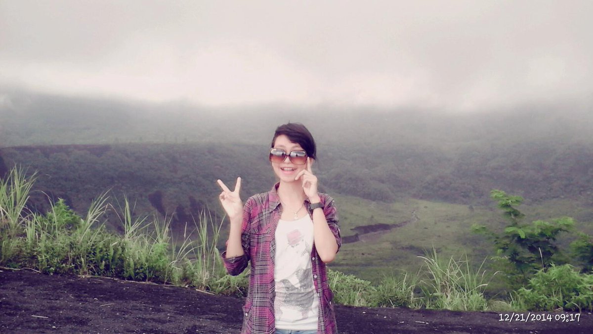 echotneng's tweet photo. naik naik ke puncang gunung .. pegel kaki semutan w/my honey Taher ({}) http://t.co/dfT4zXZfoZ