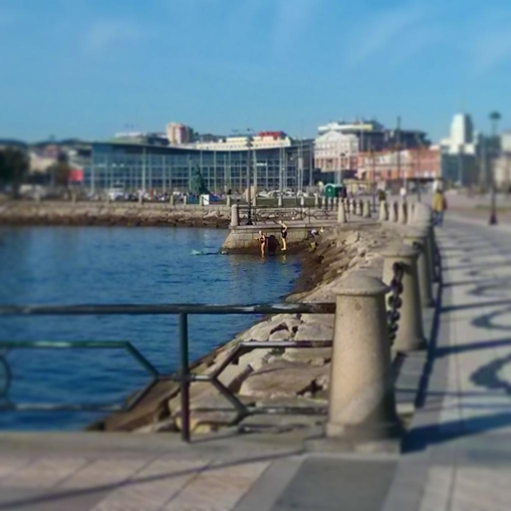 mgonzalezlopez's tweet photo. Señoras que... con 5 grados en Coruña se zambullen tan ricamente. Las 3 sumaban un par de 100s de años... y huevos. http://t.co/s7ymFiSTsL