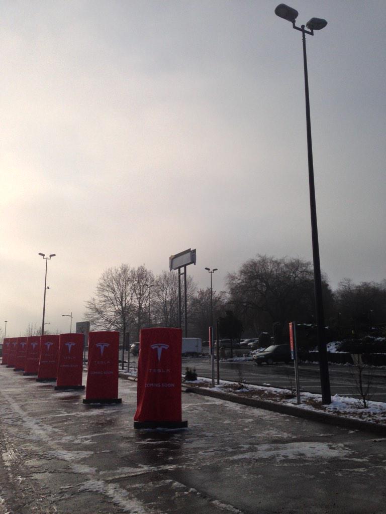 TeslaClubBE's tweet photo. Impressive Line up ! Thank you @Tesla_Europe *8 ! Grand Opening Nivelles Soon ! Santa hasn't left us yet ! #Tesla #EV http://t.co/xE4QWpYaDe