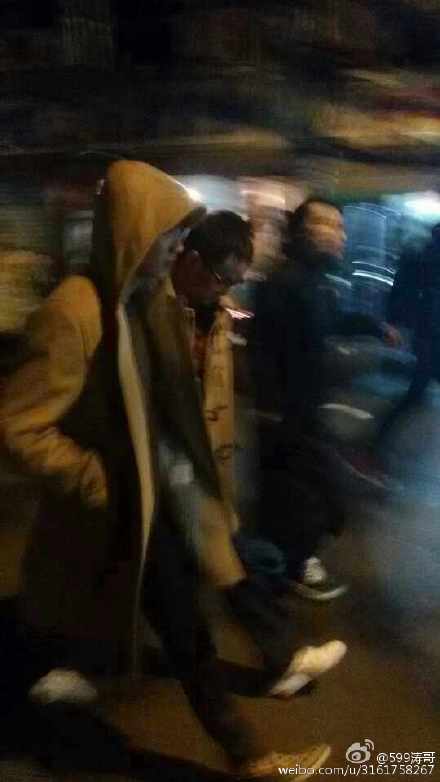 WearEXO_L's tweet photo. [INFO] Last night, Luhan went out to eat. (1st photo where Luhan went) (cr.599涛哥, via. ibaekrauhls) http://t.co/hmtpY5JZOg