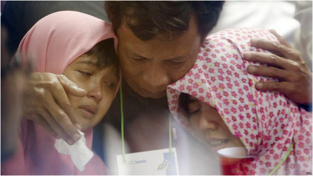 "<a href="/BBCIndonesia/">BBC News Indonesia</a>: 13. Kesedihan menyelimuti suasana pusat krisis di Bandara Juanda, Surabaya. bbc.in/1EEramO "