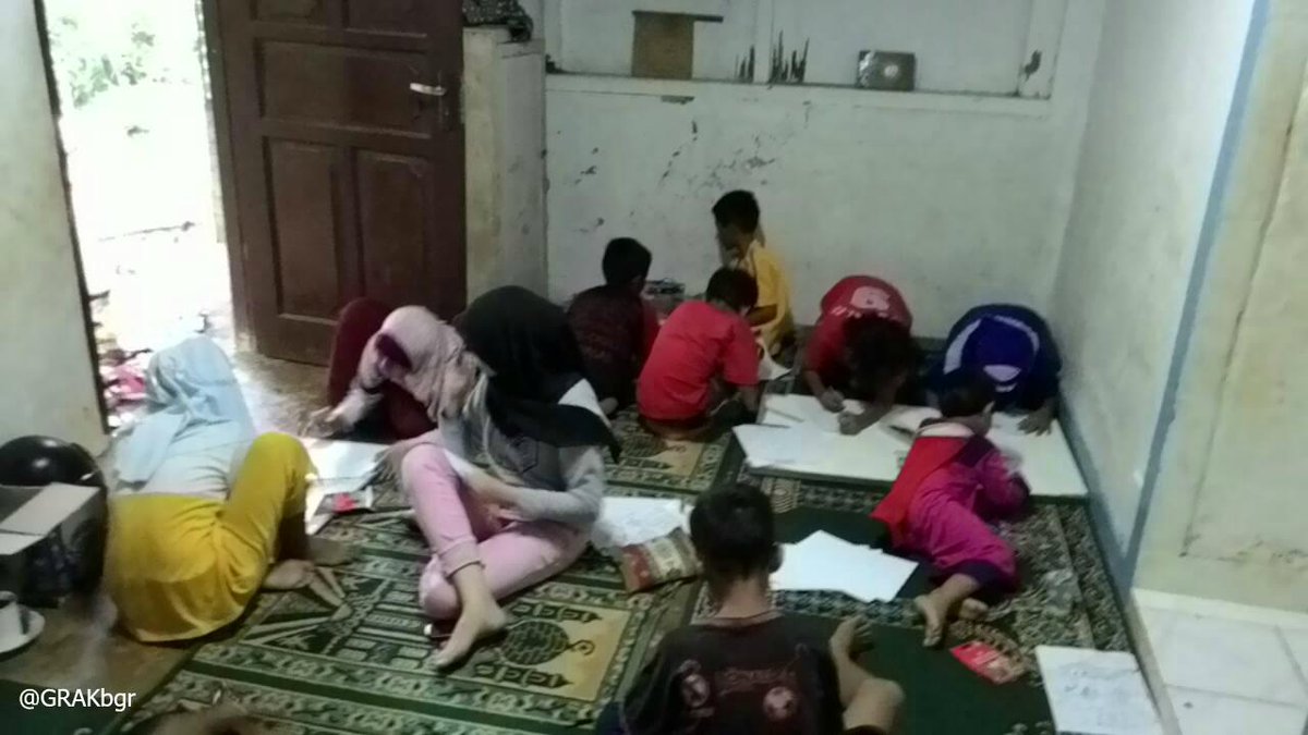 Ini suasana kegiatan <a href="/YMYMbgr/">YangMudaYangMengajar</a> minggu lalu yang dilakukan di sebuah musholla di sekitar tempat tinggal adik2nya #YMYM