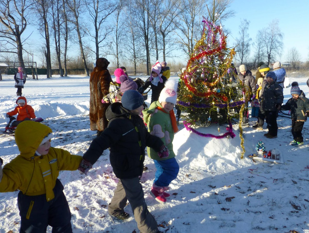 Новогоднее представление у елки в п.Гигант 30.12.2014г.
