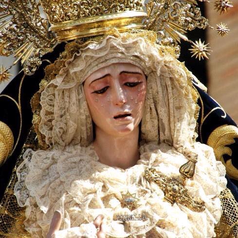 Es un Domingo de Ramos
cuando suenan los tambores,
y va la Estrella Sublime
entre varales y flores.