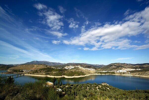 conexionvegana's tweet photo. Pantano Iznájar en la provincia de Córdoba. http://t.co/Kjj9uieNKD