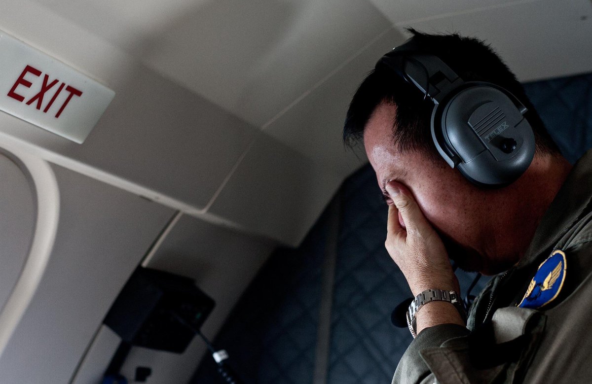 pozappaTVA's tweet photo. Heartbreaking moments : A family member of passengers onboard #QZ8501, reacts after seeing a floating dead body- @AFP http://t.co/TG4zUDG5pv
