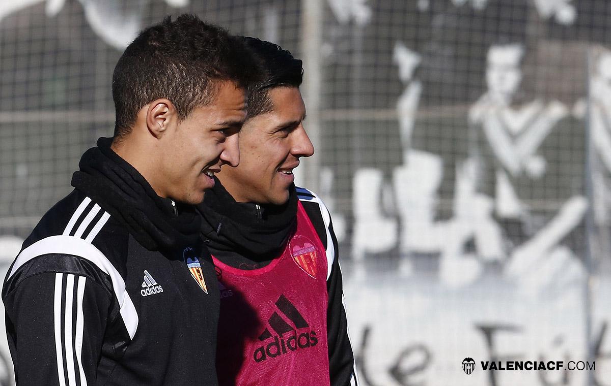valenciacf's tweet photo. TEAM - Enzo Pérez se entrena por primera vez con el @valenciacf. Vídeo aquí http://t.co/509BIQ9JmE http://t.co/sa2NE5GzCm