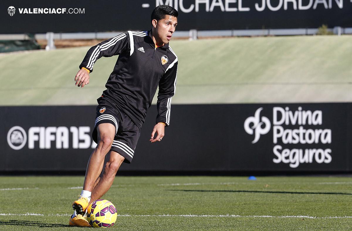 valenciacf's tweet photo. TEAM - Enzo Pérez se entrena por primera vez con el @valenciacf. Vídeo aquí http://t.co/509BIQ9JmE http://t.co/sa2NE5GzCm