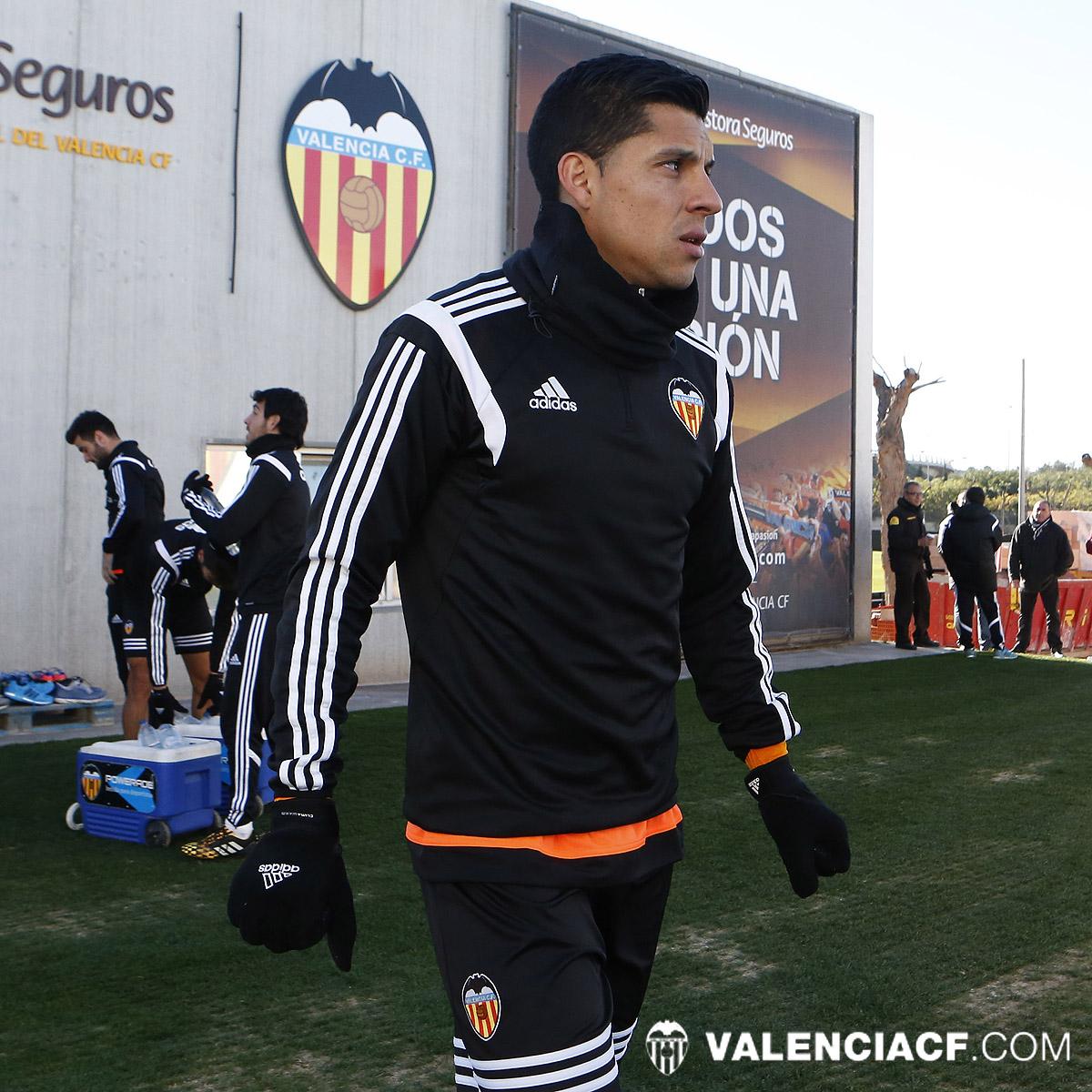 valenciacf's tweet photo. TEAM - Enzo Pérez se entrena por primera vez con el @valenciacf. Vídeo aquí http://t.co/509BIQ9JmE http://t.co/sa2NE5GzCm