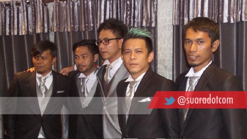 NOAH_community's tweet photo. "@suaradotcom: 'Mungkin Nanti' Jadi Lagu Perpisahan NOAH dengan @mqeet @NOAH_community http://t.co/O7J9Oa7MLC http://t.co/q1KN1qgzra"