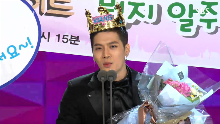 SBSNOW's tweet photo. #2014SBS연예대상 남자 예능 신인상 #잭슨 , 여자 예능 신인상 #배종옥 !! 축하해요~ 신인상이 모두 #룸메이트 에서 나오다니!!! 경사났네 경사났어 ♬ http://t.co/PC9nlPzKd5
