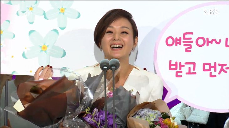 SBSNOW's tweet photo. #2014SBS연예대상 남자 예능 신인상 #잭슨 , 여자 예능 신인상 #배종옥 !! 축하해요~ 신인상이 모두 #룸메이트 에서 나오다니!!! 경사났네 경사났어 ♬ http://t.co/PC9nlPzKd5