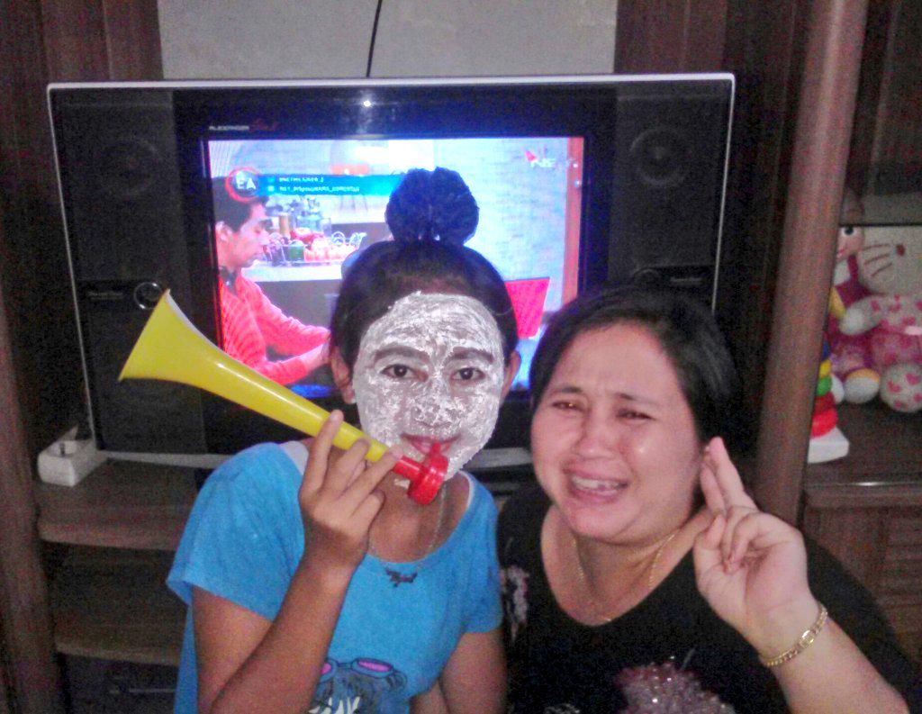 inggitinggot's tweet image. Maskeran smbl nonton tetangga masa gitu 😁 selfie sm Mama! Net nambah keakraban keluarga😁 @netmediatama #NETMiliuner