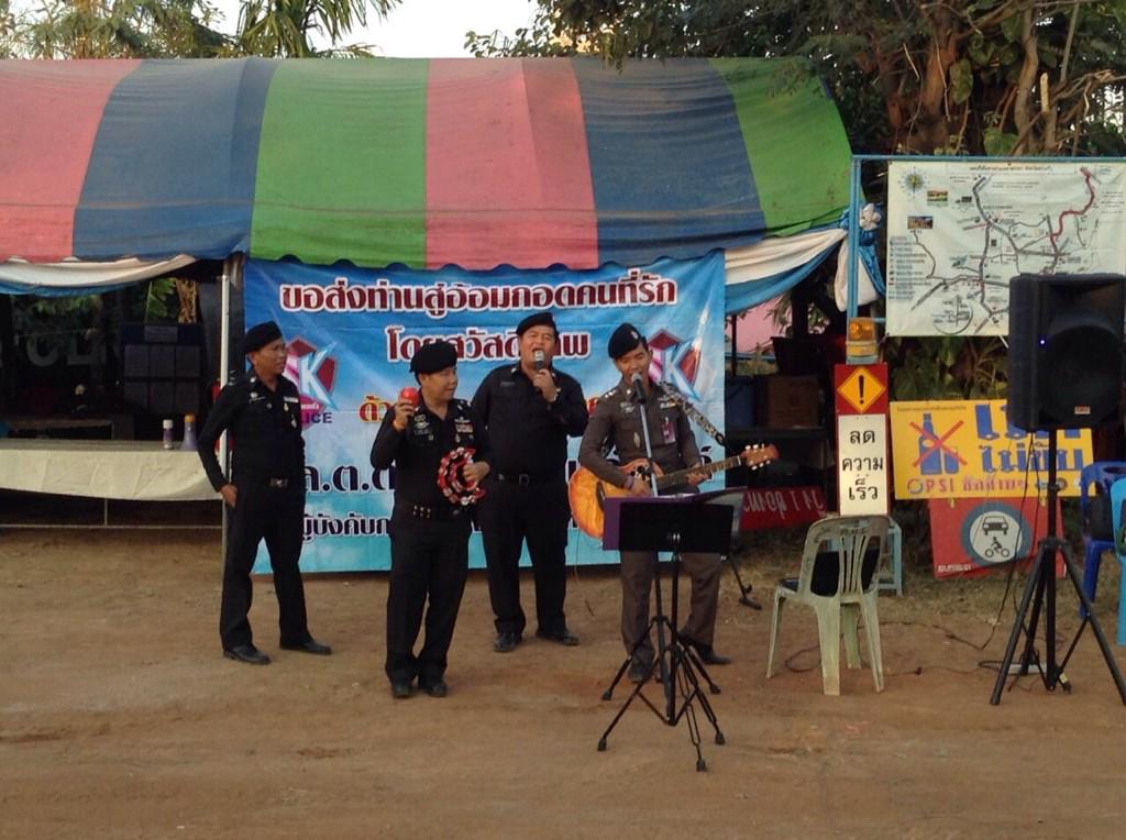 moopee2007's tweet photo. @thapanee3miti ตำรวจสระแก้ว มอบความสุขแก่ผู้สัญจรเส้นทางขึ้นช่องตะโก เขตติดต่อ จ.บุรีรัมย์ #ตำรวจสระแก้ว http://t.co/a82ra1k5QJ