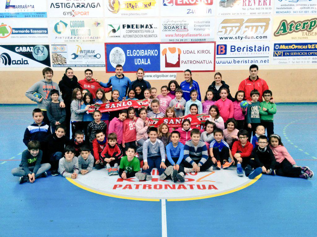 elgoibarkosanlo's tweet photo. Saio dibertigarria goizekoa | Divertida sesión la de hoy @MatxalenZ @MaialenMugica @BalonmaBeraBera #sireketakebu http://t.co/1VDre4kCqR