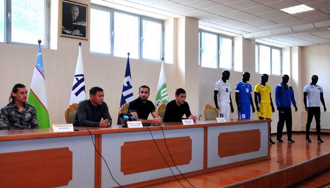 Uzbekistan coach Mirjalol Kasymov, captain <a href="/DjeparovServer/">Djeparov Server</a>, players <a href="/TKapadze/">Timur K</a> &amp; Sanjar Tursunov during PC at UFF