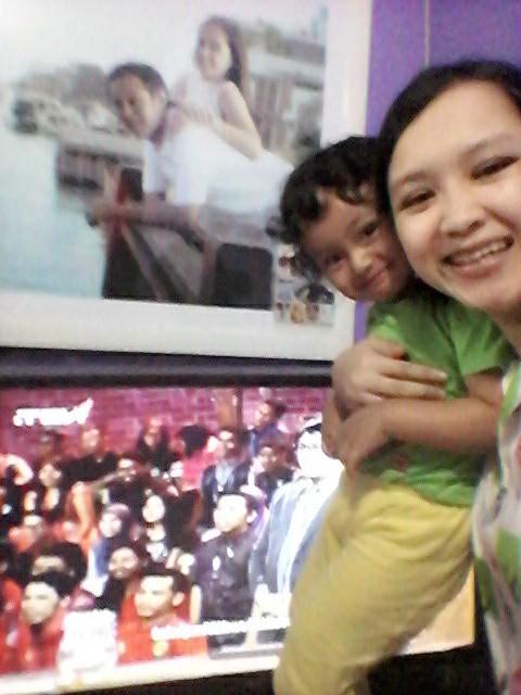 Chielusy2's tweet image. ampe suruh anak naik keatas meja buat selfi spy dpet s5,mudah2n kali ni rezeki @Ini_Talkshow #initalkshownetmiliuner