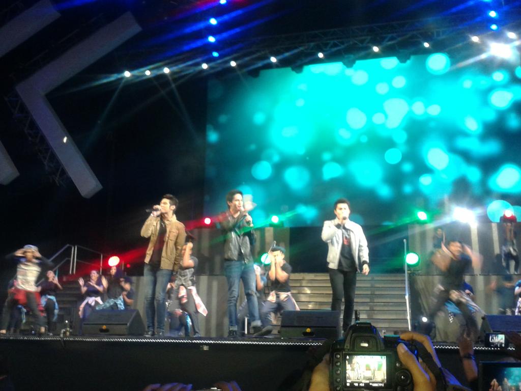 jincredibleme's tweet photo. Awesome performance with this handsome Guys :"> @imjonlucas @Rurumadrid8 
#INCMember 
#KabayanKoKapatidKoConcert http://t.co/A6py8Cl5sl