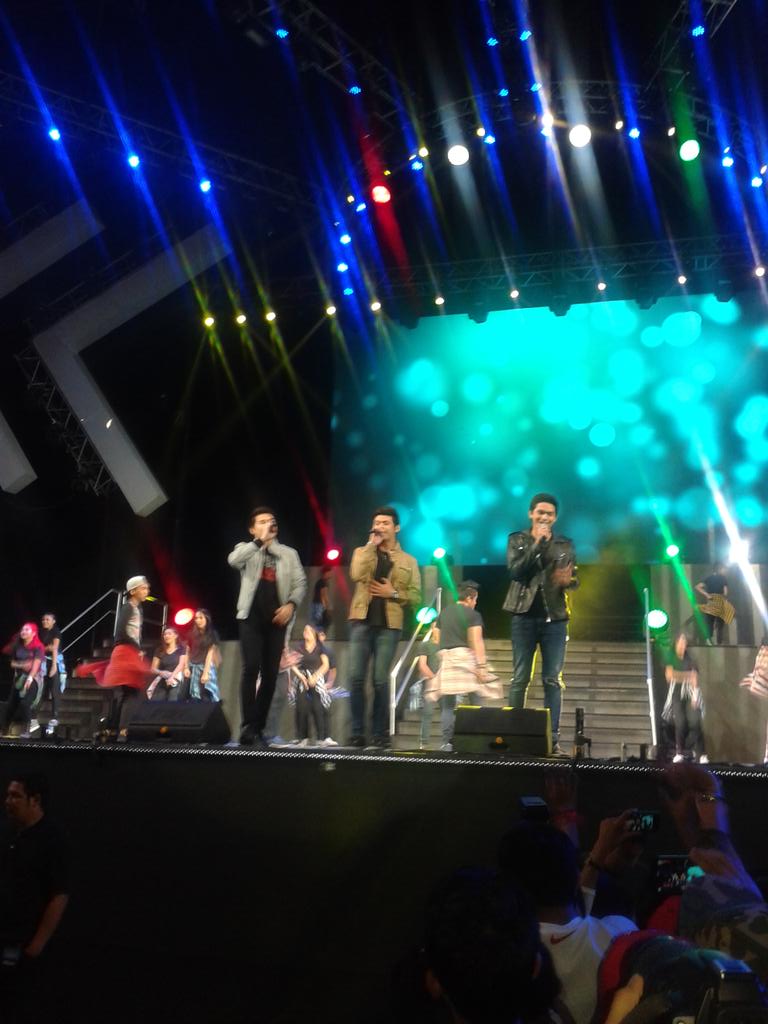 jincredibleme's tweet photo. Awesome performance with this handsome Guys :"> @imjonlucas @Rurumadrid8 
#INCMember 
#KabayanKoKapatidKoConcert http://t.co/A6py8Cl5sl