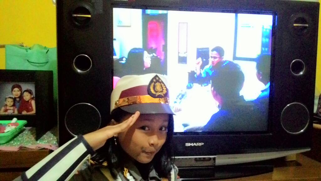 rafi_rivaldi's tweet photo. @netmediatama @86netmedia siap 86 komandan, nonton 86 bareng calon polwan :D #NETMILIUNER_4 CLUE: UT http://t.co/E9b3jEDoXW
