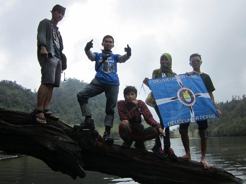 Ranu Kumbolo (2400Mdpl),, cuma Beda 300Mdpl dari ranu pane (2100Mdpl) tapi jalannya 4jam santai haha *Carita Semeru*