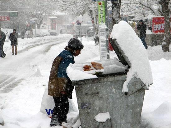 Kar, üşüyen bir halk için asla romantik yağmaz.