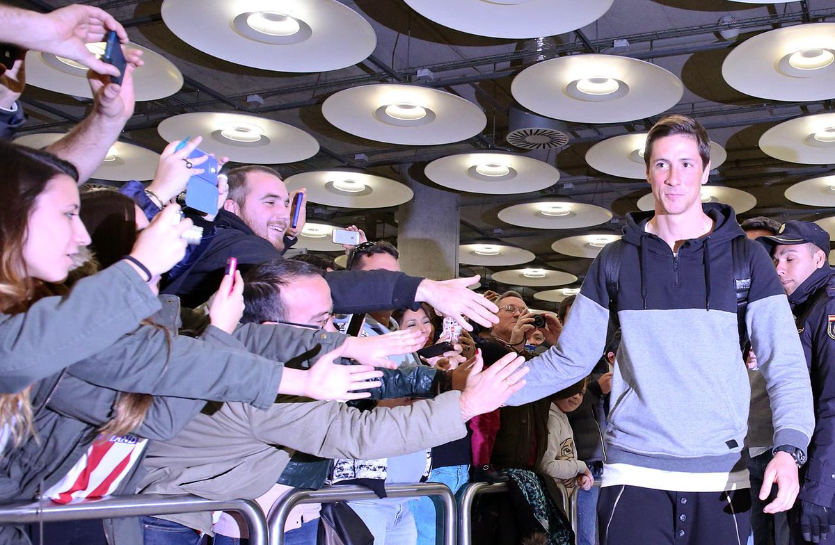Fernando Torres accolto come un eroe all'aeroporto. Folla e microfoni. #FigliolProdigo