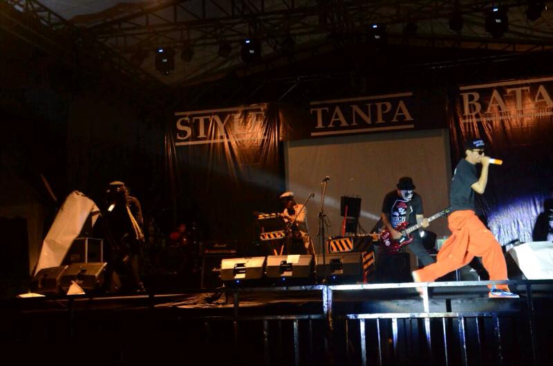 Booom !! RT <a href="/dorizo_abdul/">Kungpow Chickens</a>: Dropin tha bomb with <a href="/MOBILDEREK/">MBLDRK</a> @Ai_MObilderek @thebuux