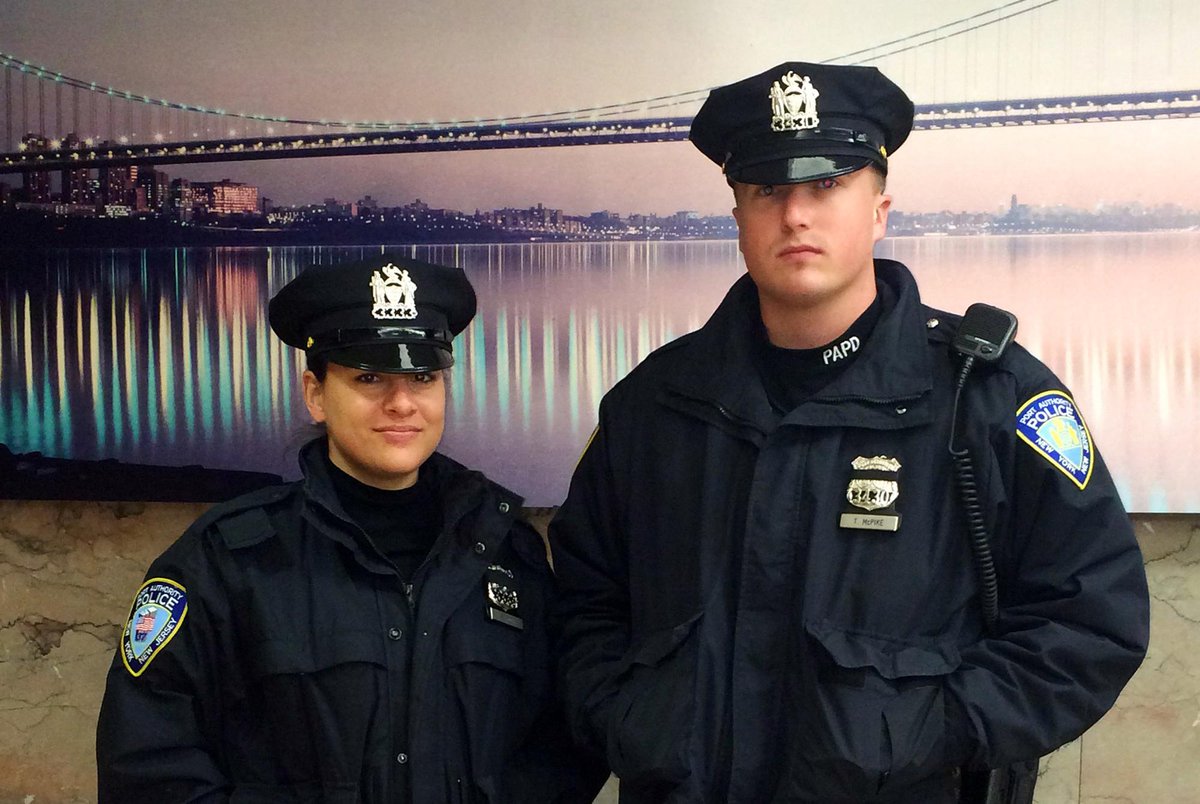 tymajestic's tweet photo. THESE #GOOD_COPS SAVED A WOMAN FROM JUMPING OFF A BRIDGE,,,, some cops are #lightwerker_souls too http://t.co/HKkRg90vGF