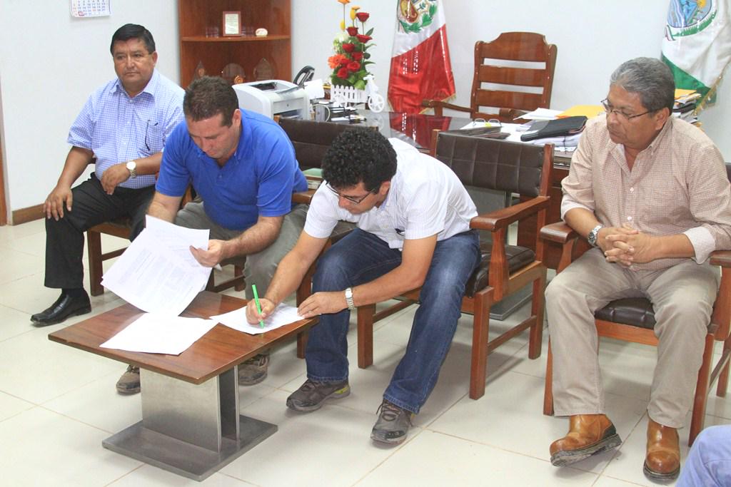 Regionucayali's tweet photo. Pte. regional junto a los integrantes de la comisión, firmaron acta de transferencia de la gestión saliente. http://t.co/zDEhsljmbB