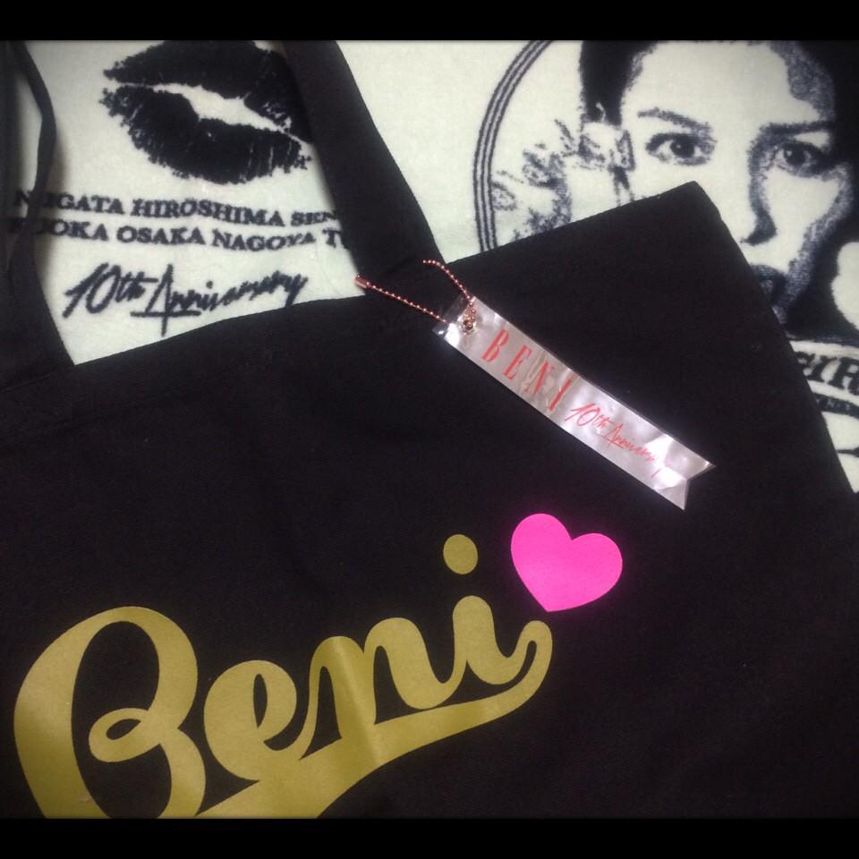 luv_bn69's tweet photo. 銀テープでリメイク💓💓💓
作りたくて作ってしまった💋
あまり上手ではないけど(ノ_<)笑
@BENI_staff
#BENIBESTTOUR http://t.co/PBnf93UoDP