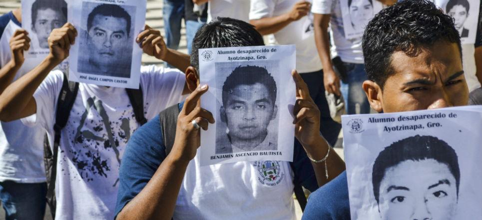 AristeguiOnline's tweet photo. Ayotzinapa, el dolor y la rabia que marcó el 2014 (cien fotos contra el olvido) http://t.co/g7bEIBHxlY http://t.co/NUosOvGhla