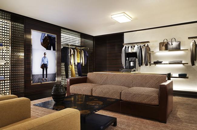 dedicatedigital's tweet photo. -> LOUIS VUITTON MONTAIGNE RE-OPENING /// http://t.co/5AuwJJyuzQ @LouisVuitton @LouisVuitton_FR @LouisVuitton_US http://t.co/6KtG0Dvy8i
