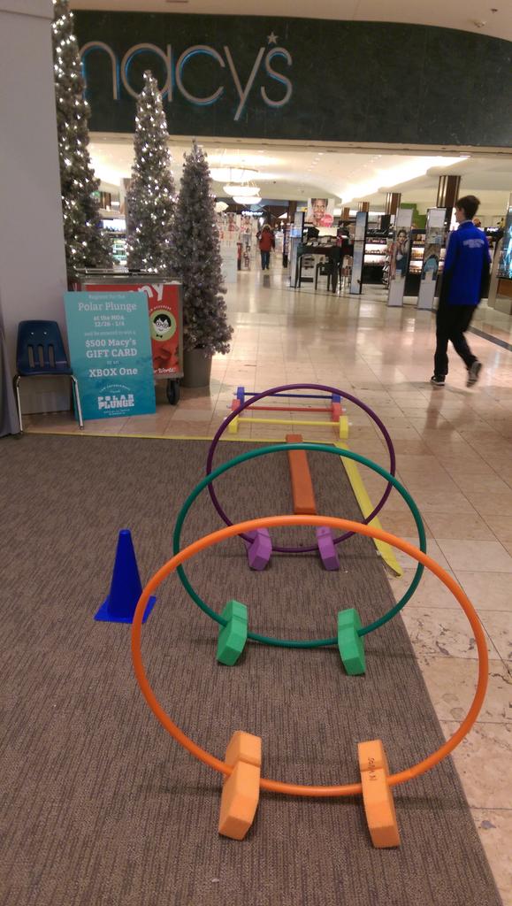 PlungeMN's tweet photo. Coloring fun and other free activities for the kiddos today at MOA! #plungemn #coloring #Xbox #kidcourse #jonnypops http://t.co/bFZKvsdMFi