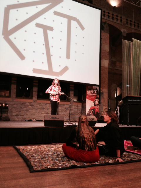 Terwijl Meya zingt in de grote zaal worden nieuwe guerilla werken bijgeplaatst. <a href="/DePitCrew/">de Pit</a> domineert@ArtInRedlight10