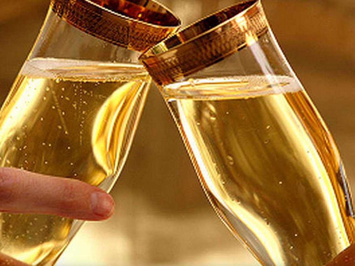 CBSNews's tweet photo. Want some tips on how to pace your New Year's Eve drinking? Read on! http://t.co/RDBO7RqXmq http://t.co/REmX3VXzZX
