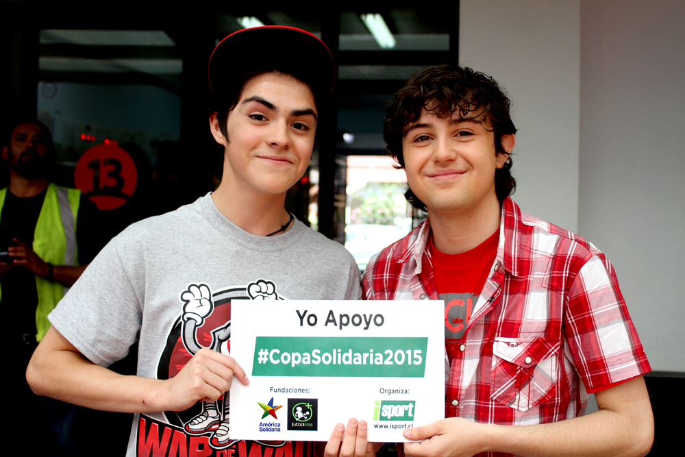 ISportChile's tweet photo. Gracias Felix y Bruno @Los80Oficial x Apoyar #CopaSolidaria2015 @americasolidari @futbolmasorg Únete CopaSolidaria.cl http://t.co/tuuHYboVQR