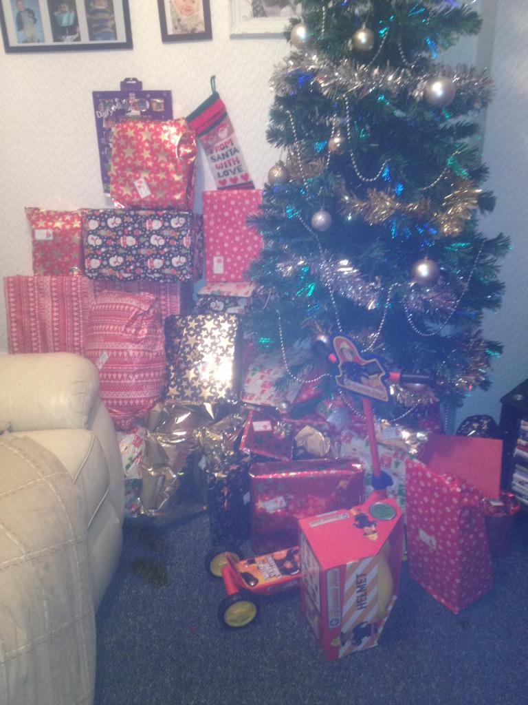 LisaTraciee's tweet photo. Only half of his presents!! #unconditional love http://t.co/n0tXAqNhlv