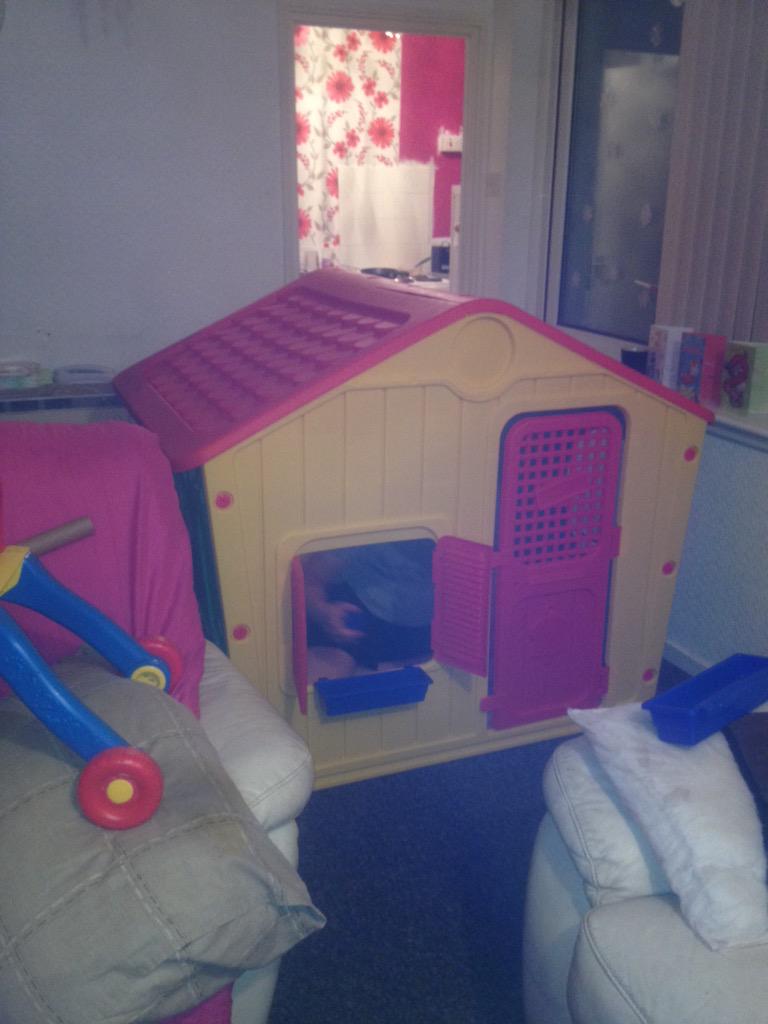LisaTraciee's tweet photo. My babies house for Xmas #spoilt http://t.co/o1gJJvfRvb