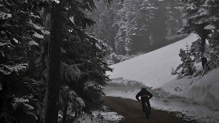 BicyclingMag's tweet photo. Five reasons to suck it up and ride outside this winter, despite the bitter cold http://t.co/ye3KYmIgDP http://t.co/Us73knaon8