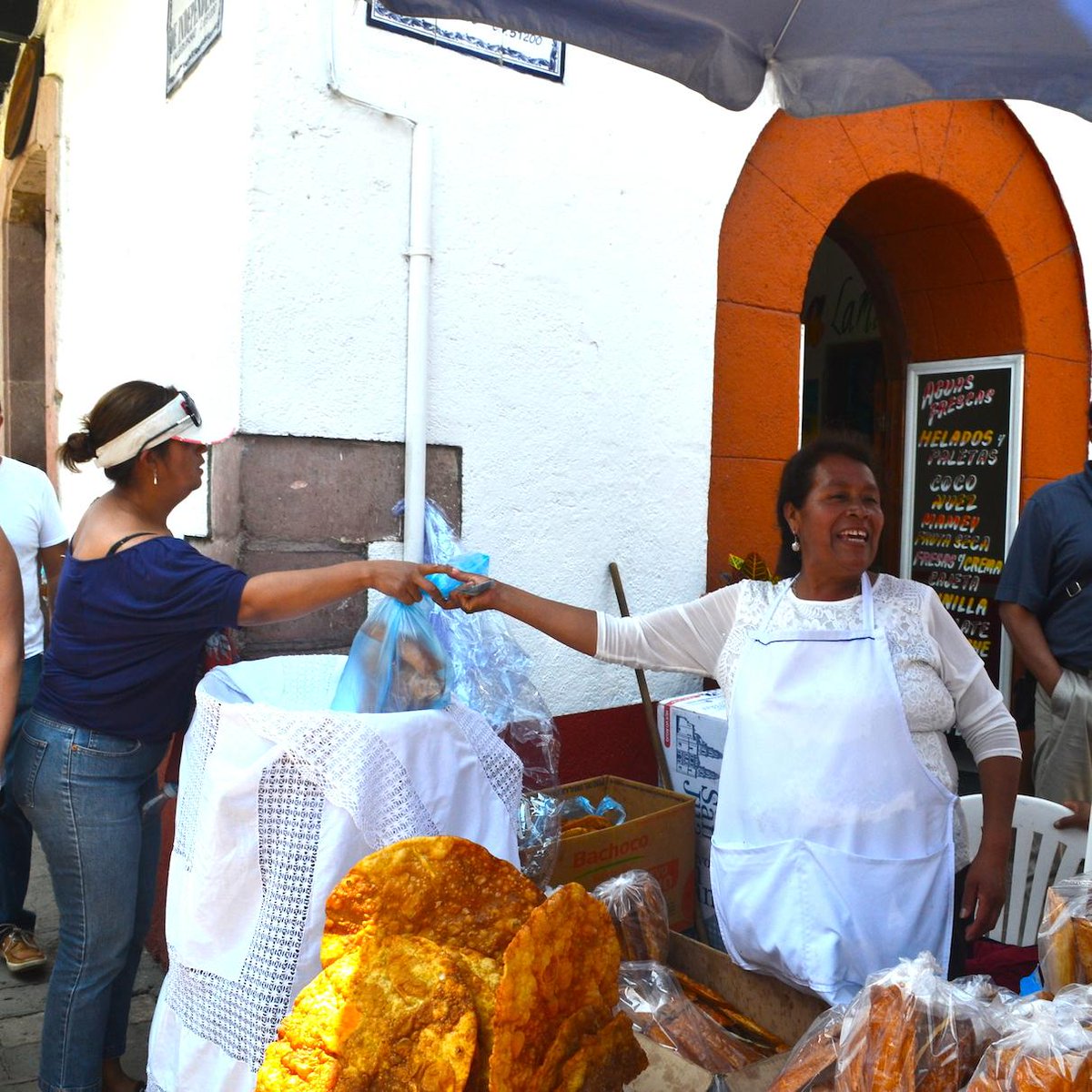 ATCVALLEDEBRAVO's tweet photo. La vendedora de campechanas es una típica estampa de #ValledeBravo @TurismoEdoMex @bettynabenitez http://t.co/I1AUy8bstx