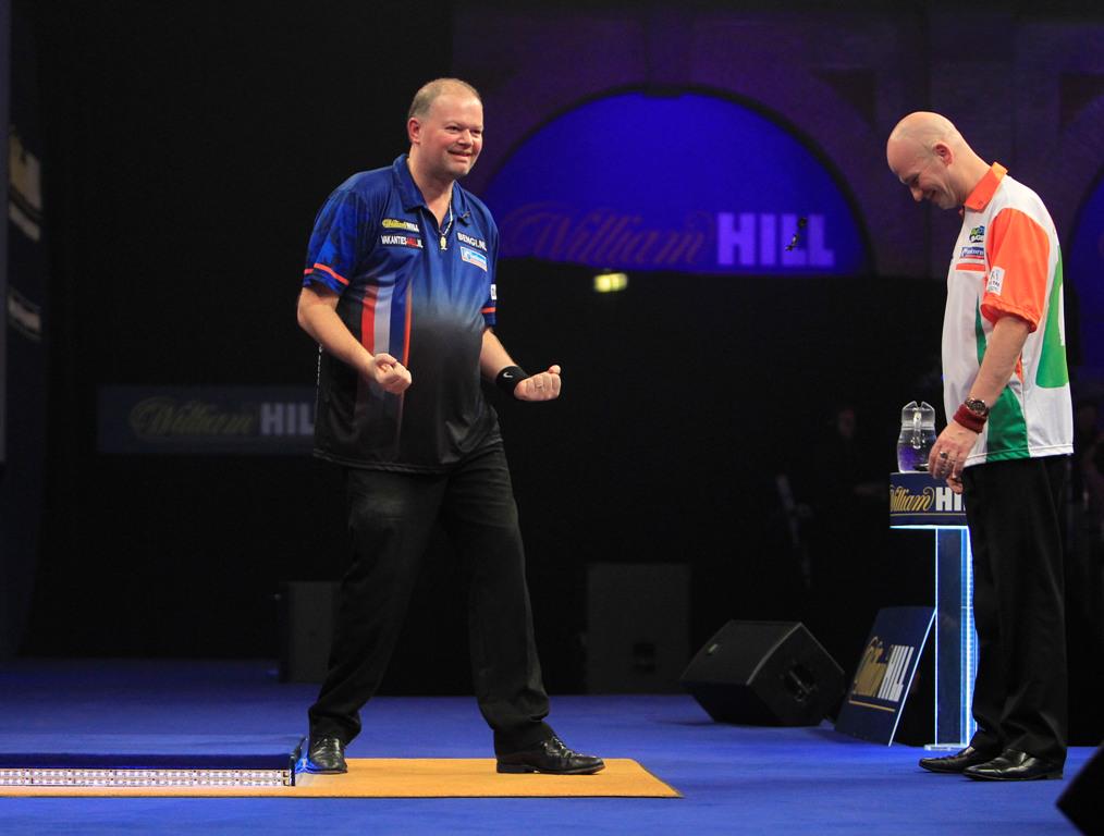 Dartinfo's tweet photo. RAYMOND VAN BARNEVELD OVERLEEFT NEGENDARTER EN MATCHDART VAN ADRIAN LEWIS http://t.co/dJiuZBWMtw  #DARTS #RTL7DARTS http://t.co/7eexR4ut3o