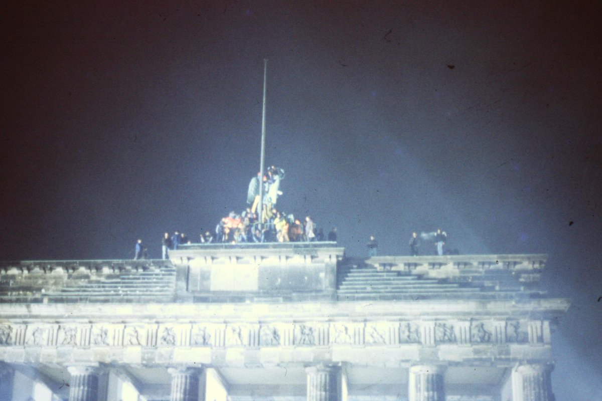 huettemann's tweet photo. 25 years ago: my big New Year's celebration at the Brandenburg Gate #wallfall25 - example for all existing walls 2015 http://t.co/q09NfFRTN5