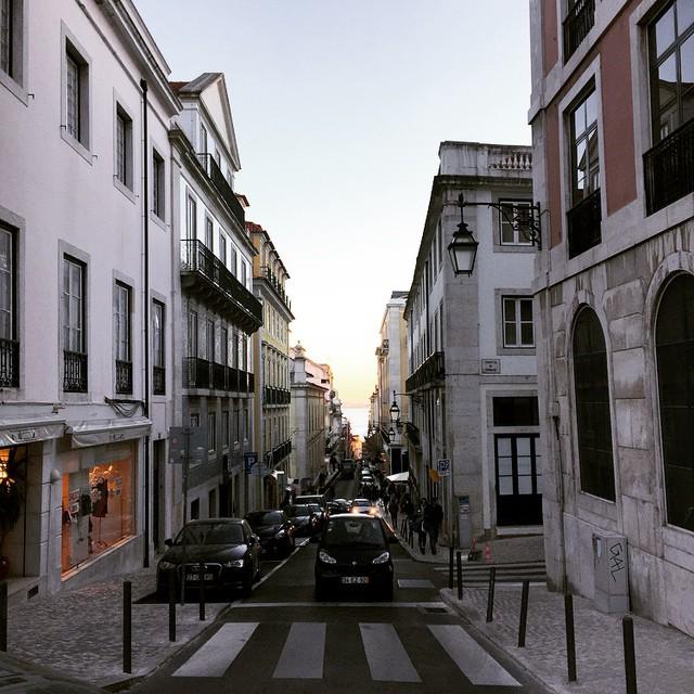 ilovebairroalto's tweet photo. #lisbon #lissabon #lisboalive #bairroalto #sunset #ocean #viewtastic by kikitsy http://t.co/302rE8rYfI