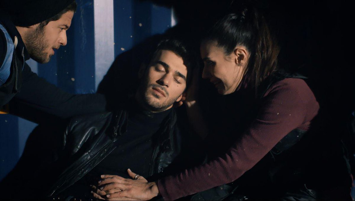 ShowTV's tweet photo. #Ezra Liman baskınında Mustafa vurulur...  http://t.co/e6DKph5NI3 http://t.co/8TG2J225av