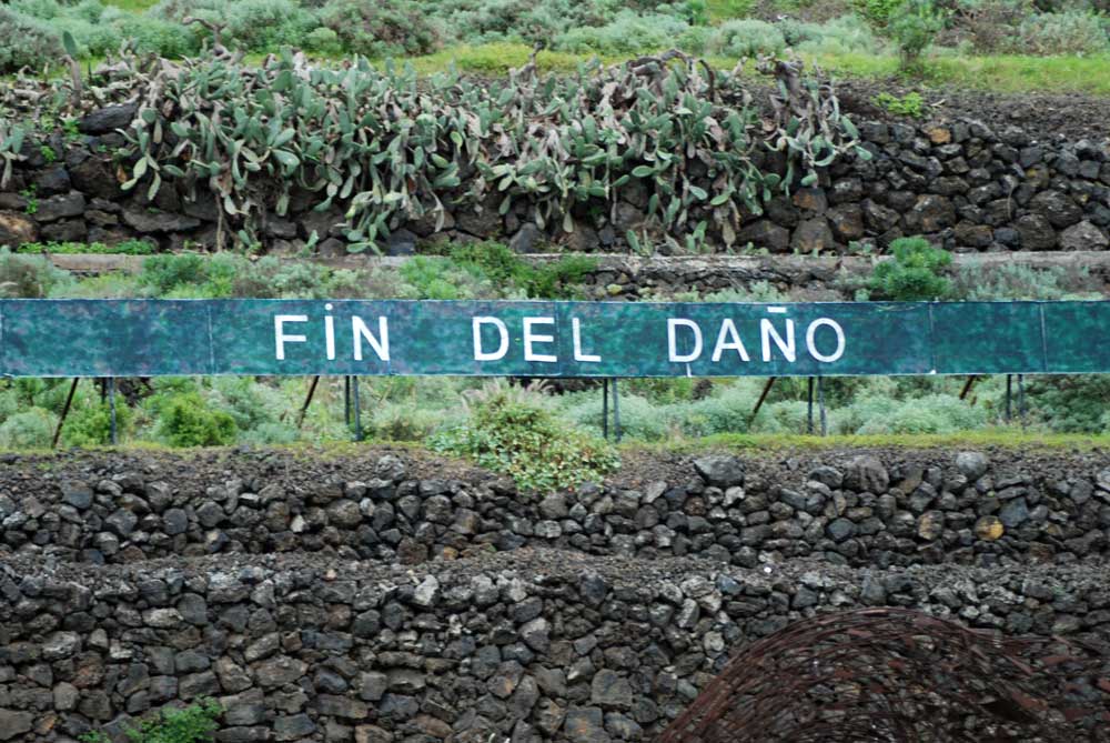 mensajeanoniman's tweet photo. "FIN DEL DAÑO" @#tenerife #cartel autopista #anoniman http://t.co/eDmY8nPmiv